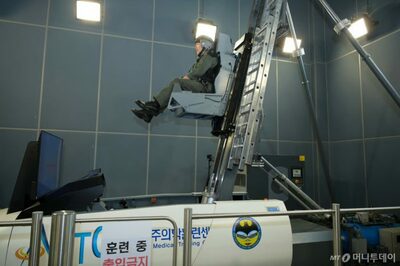 体重の6倍、迫る気絶の恐怖、記者が身をもって体験した…韓国・戦闘機操縦士「極限訓練」の壮絶ルポ