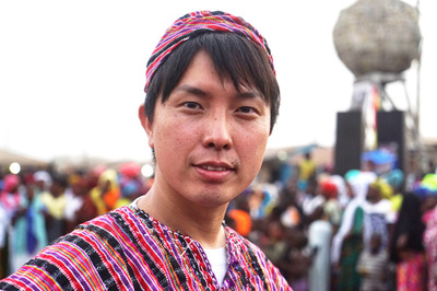 アフリカの貧困との闘いにキャンバスで挑む 美術家・長坂真護氏