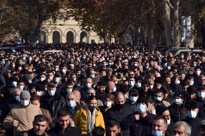 アルメニア、紛争犠牲者悼み3日間服喪 首相が行進率いる