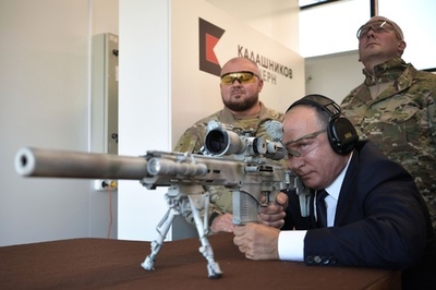 プーチン大統領、本職さながら？の狙撃技術披露