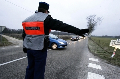 目見えないと偽り40年の男、運転中に検問受け逮捕