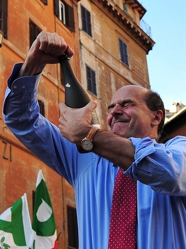 ミラノとナポリの市長選で与党敗北、ベルルスコーニ首相に痛手