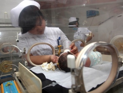 新生児のトイレ落下は事故、警察当局が断定 中国