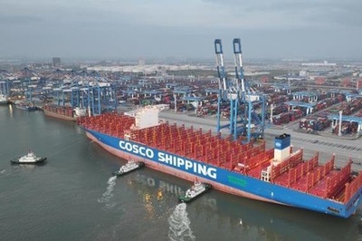 中国広西 20万トン級コンテナ船が北部湾港に接岸