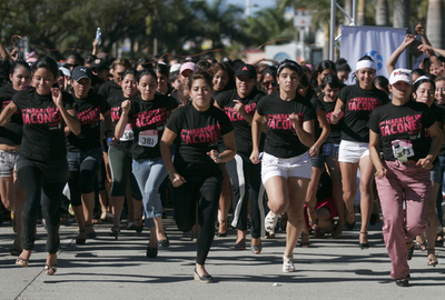 ハイヒールで全力疾走、エルサルバドルで慈善レース