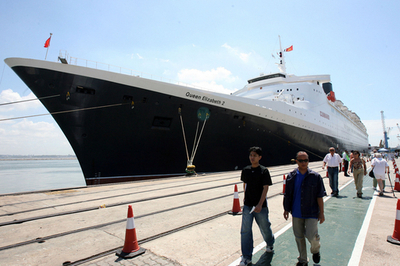 豪華客船エリザベス2世号、最後の航海でウルグアイに