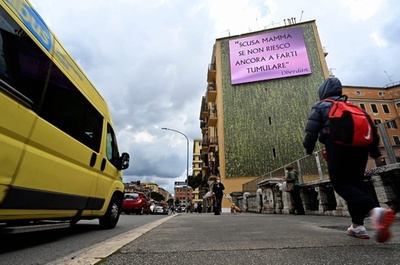 埋葬できなくてごめん…巨大広告で亡き母に謝罪、当局に圧力 イタリア