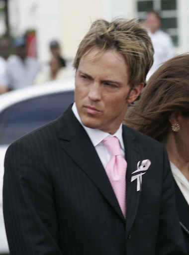 実父と判明したバークヘッド氏、「養育権を共有する意思はない」 - 米国