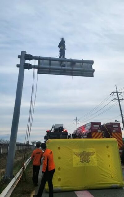 「代金を支払え！」韓国男性の抗議行動、場所は高さ8mの道路標識の上という常識破り…約2時間