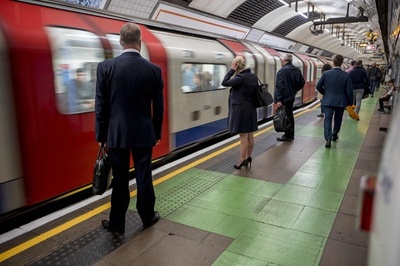 地下鉄ホームが「秘密」を暴露、ベテラン通勤者から怒りの声 英