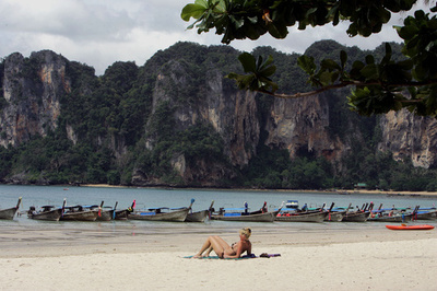 米国人観光客を刺殺、バーで歌い続け口論に タイ