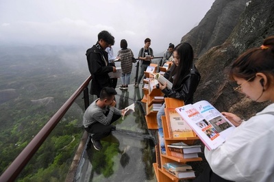 書棚の重みが怖い…湖南の断崖絶壁に設置 世界図書・著作権デー