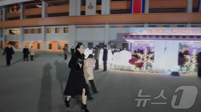 北朝鮮・金与正氏と手をつないだ2人…韓国当局「本人の子どもの可能性」