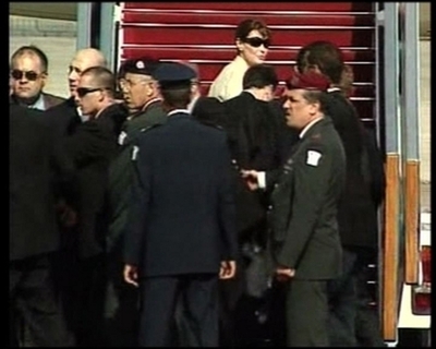 【動画】警察官自殺の銃声、機内に急ぐサルコジ仏大統領夫妻