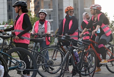 「勇気が要る」けど自転車に乗る 偏見に挑むサウジの女性たち