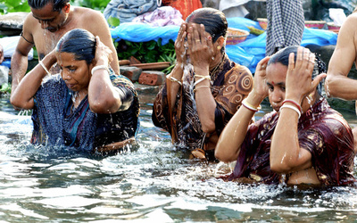 バングラデシュで将棋倒し事故、沐浴の巡礼者ら10人死亡