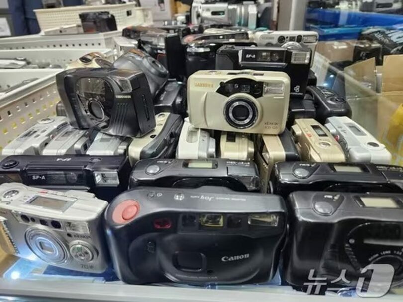 鍾路区の世運商店街で販売されている中古カメラ(c)news1