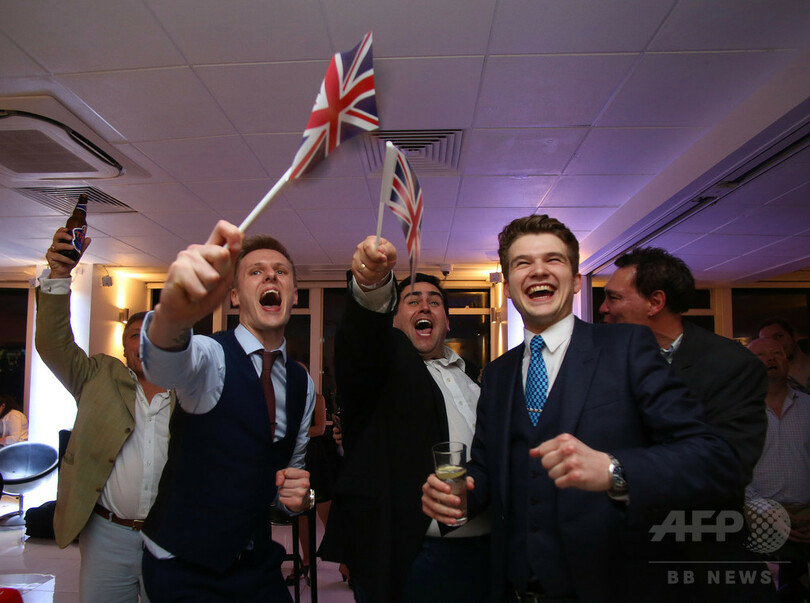 祝杯挙げる離脱派 やけ酒あおる残留派 英国民投票で明暗くっきり 写真8枚 国際ニュース Afpbb News