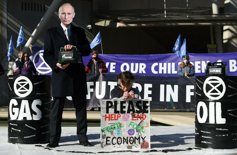 英で化石燃料反対デモ プーチン氏に扮した活動家も