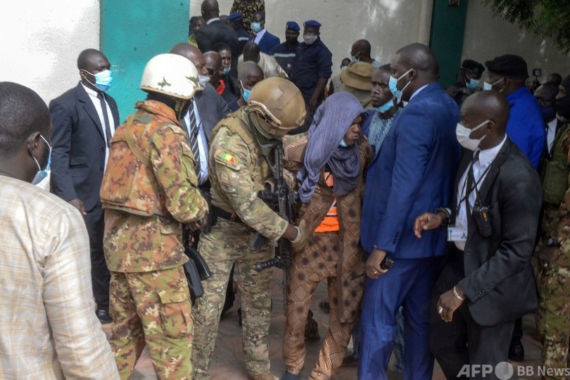 マリで首脳暗殺未遂 クーデター主導した暫定大統領