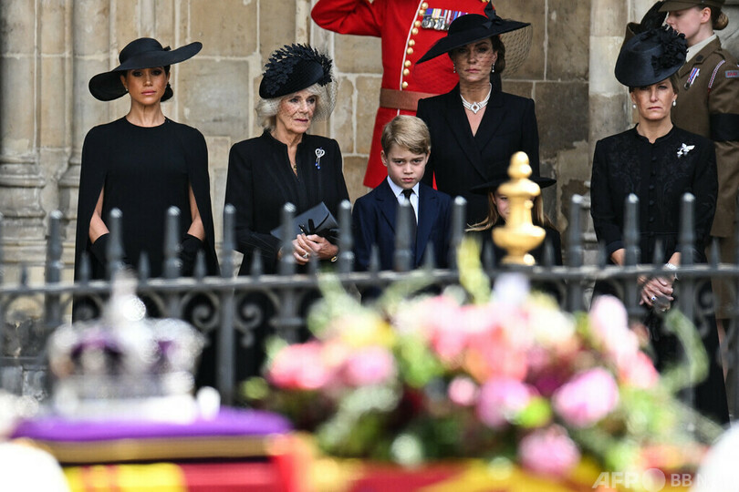 キャサリン妃、英女王国葬で日本の真珠着用