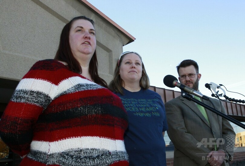 同性愛カップルに養子の返還命じた決定を保留に、米裁判所