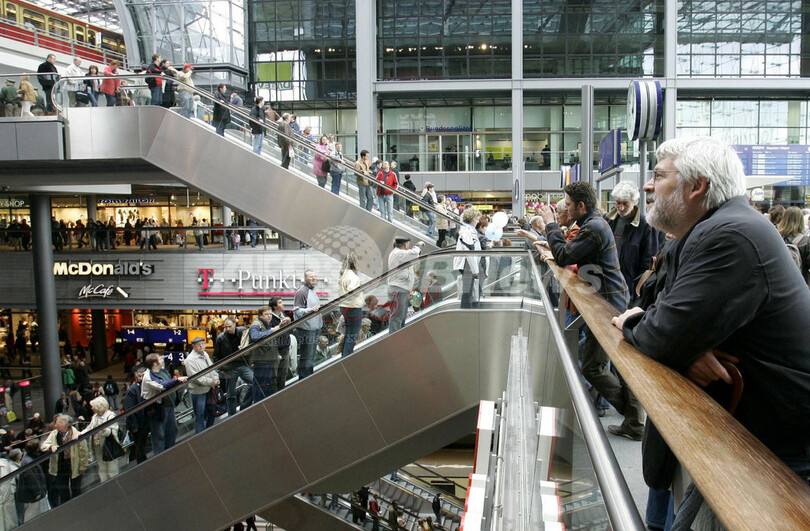 欧州最大のベルリン中央駅が開業 ドイツ 写真3枚 国際ニュース Afpbb News