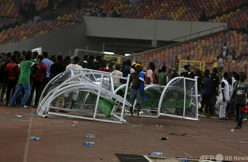 ナイジェリアのw杯予選敗退で観客暴動 治安部隊が催涙ガス使用 写真5枚 国際ニュース Afpbb News