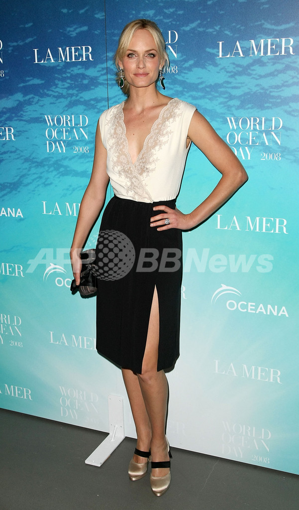 化粧品ブランド「ドゥ･ラ･メール」のパーティー、アンバー・ヴァレッタが登場