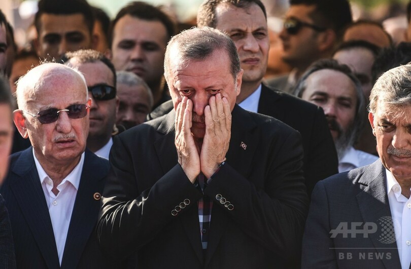 トルコ大統領が涙の弔辞 クーデターで死亡の旧友葬儀で