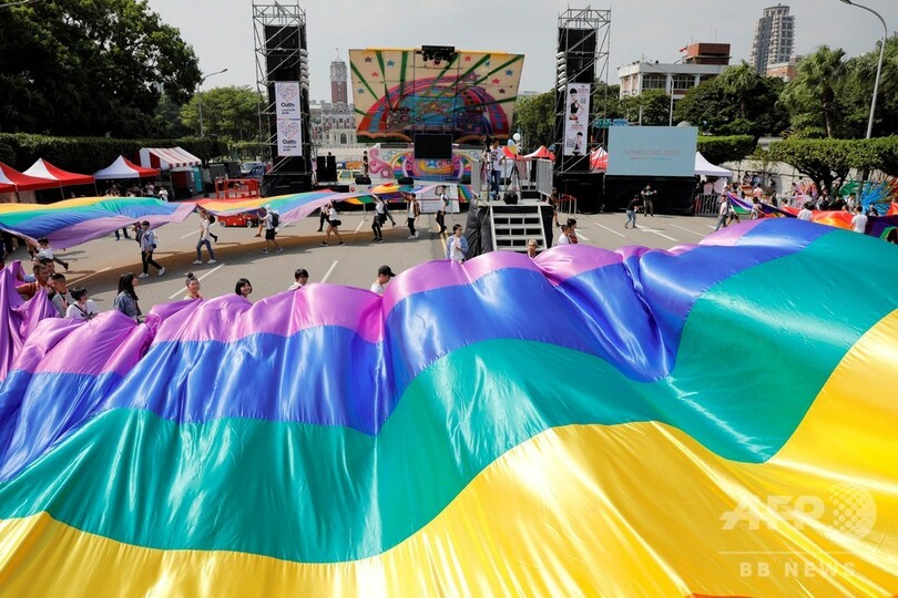 台北でアジア最大のLGBTパレード、外国人も含め13万7000人参加