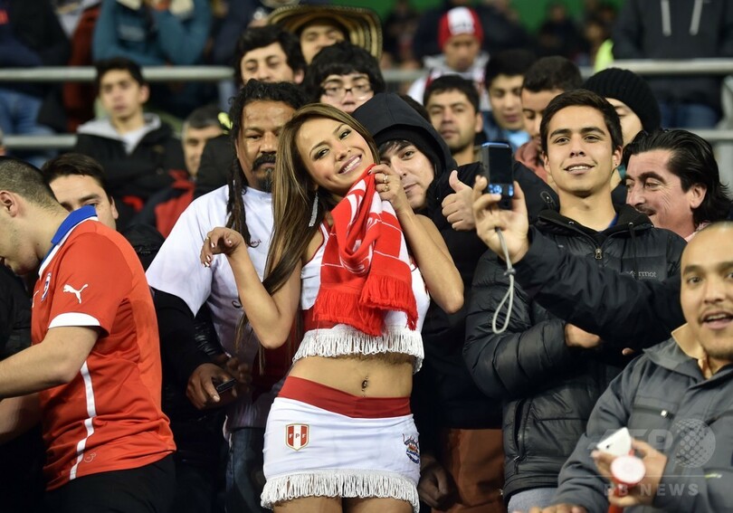 スタンドから声援を送るペルーの女性サポーター、コパ・アメリカ