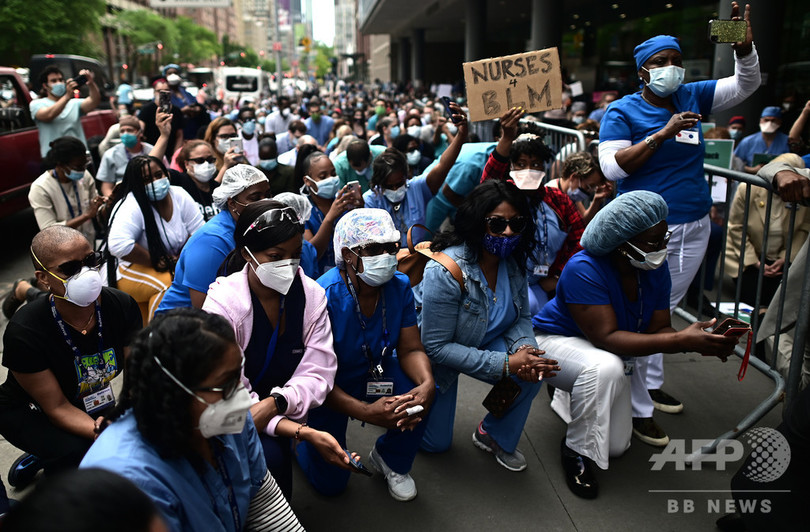 人種差別のウイルスとも闘う ひざまずくnyの医療従事者たち 写真18枚 国際ニュース Afpbb News