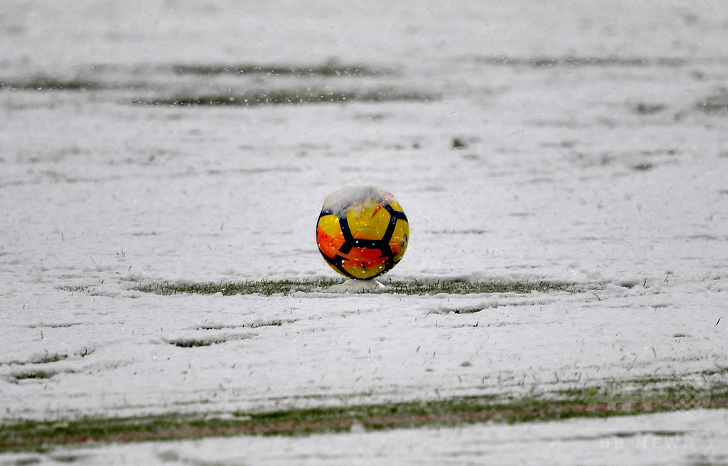 サッカー選手が試合中に雪かき、必死の作業で勝利つかむ 英 サッカー選手が試合中に雪かき、必死の作業で勝利つかむ 英