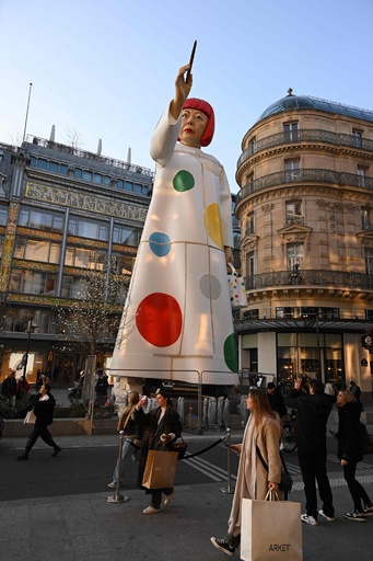 ルイ・ヴィトン本店前に草間彌生氏の巨大人形 写真8枚 国際ニュース
