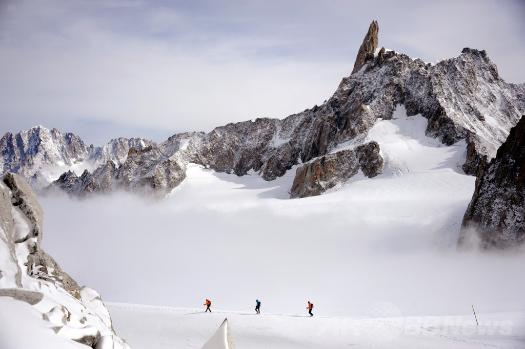 靴を盗まれた登山家、モンブランからヘリで救出 靴を盗まれた登山家、モンブランからヘリで救出