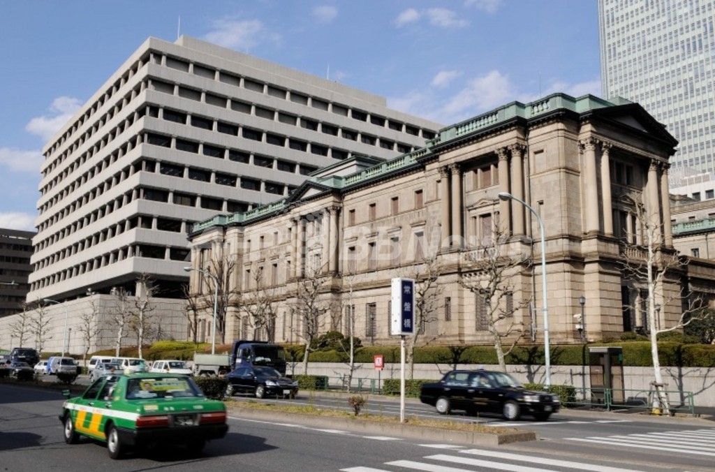 日銀の展望レポート「3年間はデフレ続く」 日銀の展望レポート「3年間はデフレ続く」