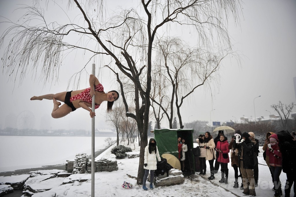 雪の天津で華麗なポールダンス、中国