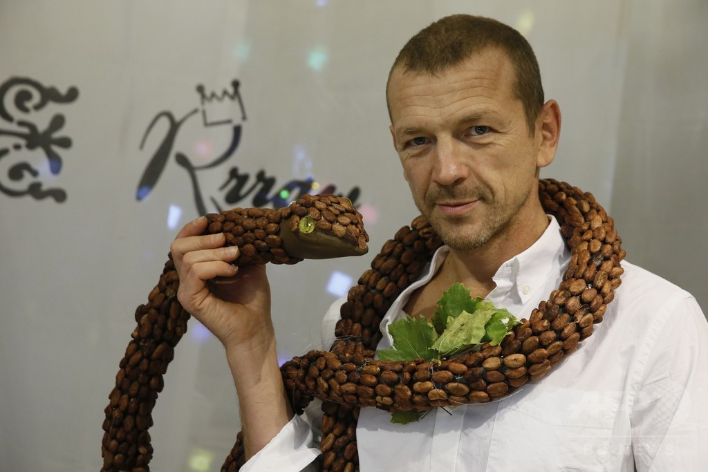 甘い芸術作品ズラリ、チョコの祭典 パリ