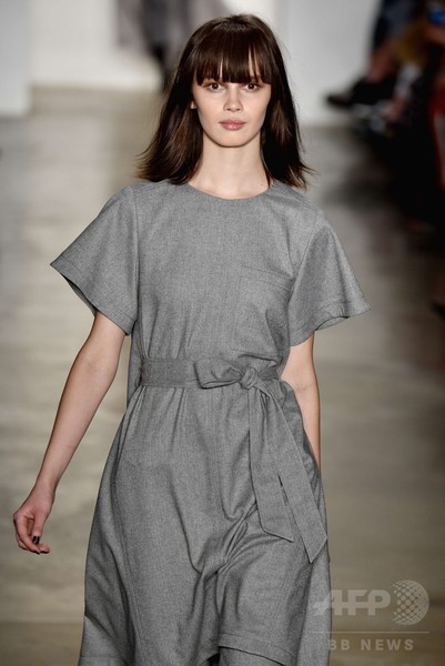 モノトーンにピンクや赤を織り交ぜて、「マリッサ・ウェッブ」15/16年秋冬