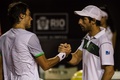 テニス、リオ・オープン、男子シングルス決勝。優勝を果たしギド・ペラ（左）と握手を交わすパブロ・クエバス（2016年2月22日撮影）。(c)AFP/YASUYOSHI CHIBA