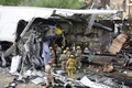 米カリフォルニア（California）州ロサンゼルス（Los Angeles）郊外のチャッツワース（Chatsworth）で起きた列車の衝突事故で、生存者の捜索を続ける救助隊（2008年9月13日撮影）。(c)AFP/Getty Images/Ringo Chiu