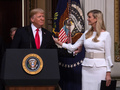 ドナルド・トランプ米大統領と娘のイヴァンカ補佐官。首都ワシントンのホワイトハウスで（2018年10月11日撮影）。(c)NICHOLAS KAMM / AFP