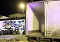 リビアの首都トリポリで、不法移民を移送に使われた保冷車の横に座る移民たち（2017年6月5日撮影）。(c)AFP/MAHMUD TURKIA