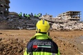 シリア北西部ラタキア県ジャブレの建物倒壊現場で続けられる捜索活動（2023年2月12日撮影）。(c)Karim SAHIB / AFP