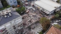 トルコのイズミルで、地震により倒壊した建物で行方不明者の捜索を行う人々（2020年10月30日撮影）。(c)MERT CAKIR / AFP