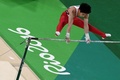 リオデジャネイロ五輪、体操男子予選。鉄棒の演技に臨む加藤凌平（2016年8月6日撮影）。(c)AFP/Antonin THUILLIER