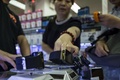 腕時計端末「アップルウオッチ」に似せて作られた中国製の端末。深センの小売り店で（2015年4月24日撮影）。(c)AFP/FRED DUFOUR