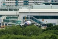 乗客に手動で非常扉を開けられたアシアナ航空機。韓国・大邱国際空港で（2023年5月26日撮影）。(c)YONHAP / AFP 