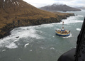 米アラスカ（Alaska）州南コディアック島（Kodiak Island）に座礁した海底油田掘削施設「クルック（Kulluk）」（2013年1月3日撮影）。(c)AFP/US Coast Guard/Petty Officer 2nd Class Zachary Painter